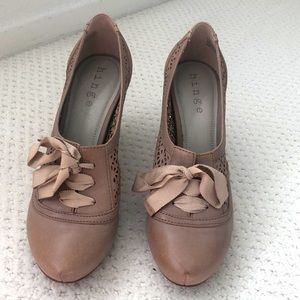 Hinge taupe heeled bootie